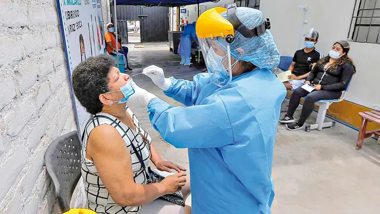 Una persona se realiza una prueba de coronavirus en Lima, Perú. EFE