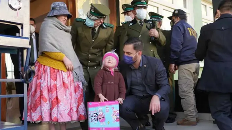 Fotograf&iacute;a de Martiza y Maribel junto al Ministro de Gobierno. Min Gobierno
