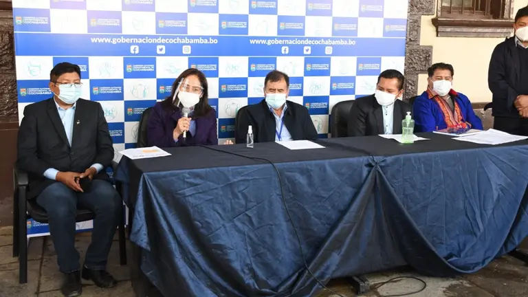 El Gobernador de Cochabamba, Humberto S&aacute;nchez, junto a otros funcionarios, durante una conferencia de prensa.
