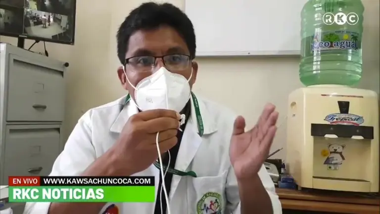 El doctor Freddy Ventura, director del centro de salud de Chimoré, brinda el informe de los recuperados de la COVID-19 en el municipio. Captura de video RKC