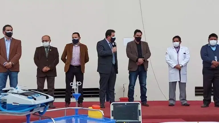 El alcalde de Cochabamba, Manfred Reyes Villa (c), se dirige a los medios de comunicación durante la entrega de las unidades de terapia intensiva en el Hospital del Sur. Captura de video GAMC