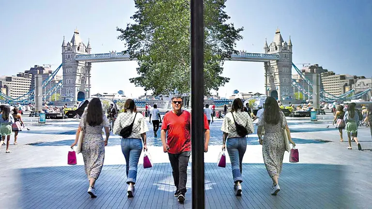 Personas en las inmediaciones del Puente de la Torre de Londres. EFE