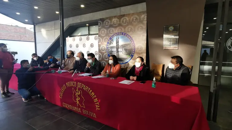 Representantes del Colegio M&eacute;dico, durante una conferencia de prensa.