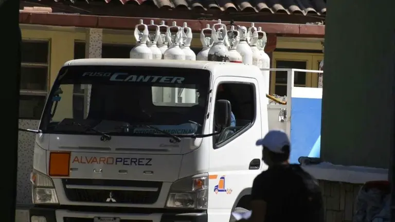 Una imagen del camión que llegó con tanques de oxígeno a la CPS. DICO SOLÍS