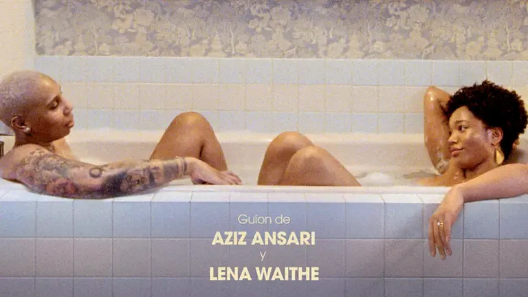 Denise (Lena Waithe, quien coescribe el guion) y Alicia (Naomie Ackie) en una escena de la tercera temporada.   NETFLIX