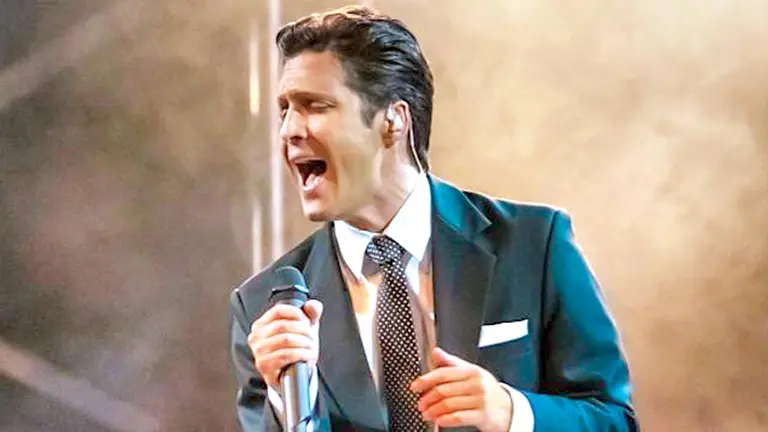Fotograma del actor Diego Bonetta encarnando a Luis Miguel.    NETFLIX