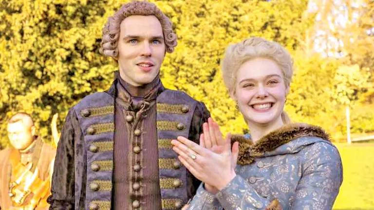Un fotograma de la serie protagonizada por Elle Fanning y Nicholas Hoult.    HULU