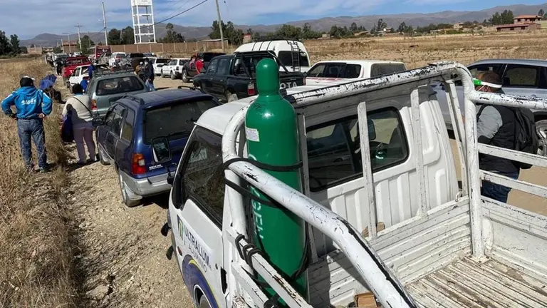 Población realiza fila en la planta generadora de oxígeno de Arbieto, en el Valle Alto, el 1 de junio de este año. FOTO- Alejandro Orellana