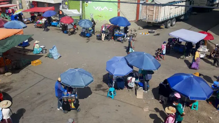 Comerciantes venden en Mercado Campesino e infringen la cuarentena r&iacute;gida