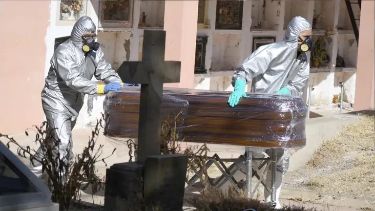 Entierro de una persona con COVID-19 en el Cementerio General de Cochabamba. DICO SOLÍS