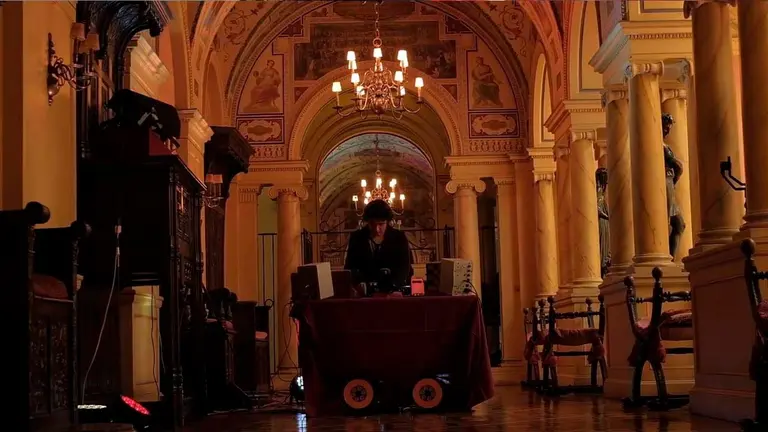 El músico cochabambino Franz Antezana en vivo en uno de los pasillos del museo del Centro Simón I. Patiño