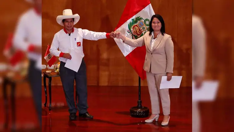 Fotografía del 17 de mayo de 2021 de los candidatos Pedro Castillo (i), del partido Perú Libre, y Keiko Fujimori (d), de Fuerza Popular. EFE