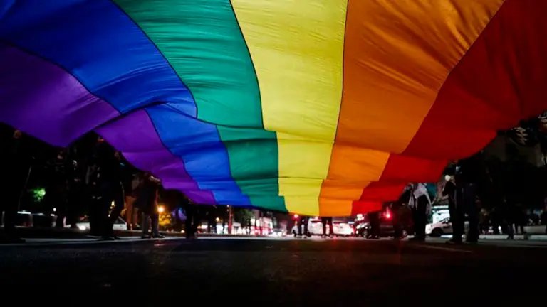 Imagen referencial de una bandera LGBT.