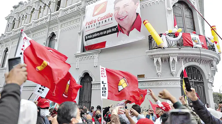 Simpatizantes del candidato presidencial Pedro Castillo se manifiestan en Lima. EFE