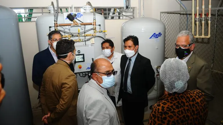 Autoridades locales en la entrega de la planta de ox&iacute;geno en el hospital del Sur. Noe Portugal