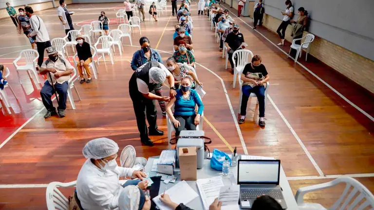 Los paraguayos reciben vacunas anticovid de Sputnik V compradas a Rusia. EFE