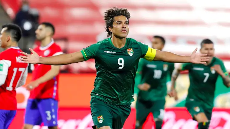El jugador Marcelo Moreno Martins de Bolivia celebra hoy tras anotar contra Chile, durante un partido por las eliminatorias sudamericanas al Mundial de Catar 2022. EFE