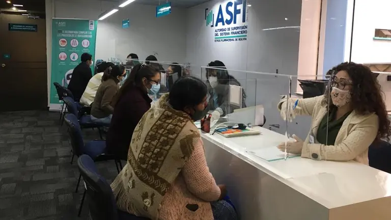 Oficina de atenci&oacute;n a los clientes en ASFI La Paz.