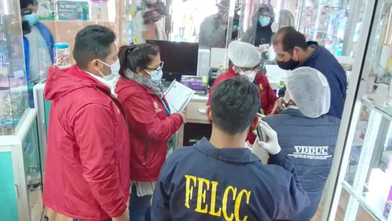 Momento de la intervenci&oacute;n de la farmacia, en La Paz. SEDES