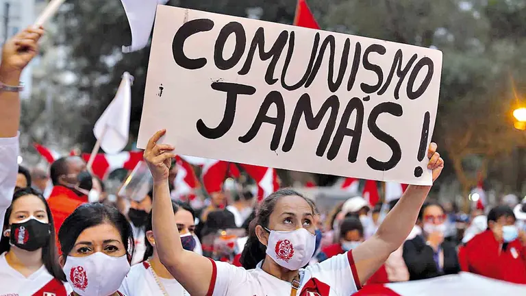 Seguidores de Keiko Fujimori apoyan la denuncia de fraude de su candidata con una marcha en Lima, Perú.  EFE