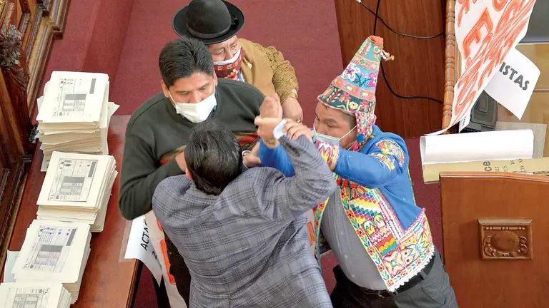 La pelea entre los parlamentarios en el hemiciclo de la Cámara de Diputados. APG