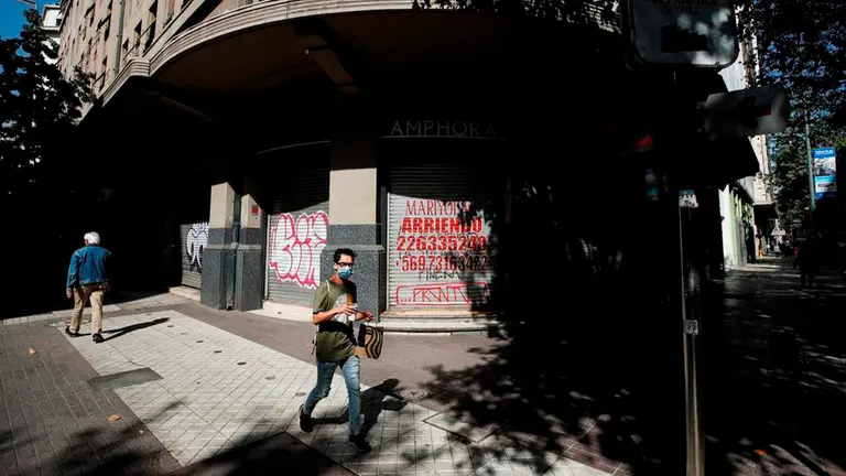 Una calle del centro de Santiago, Chile, durante el confinamiento en 2020. EFE