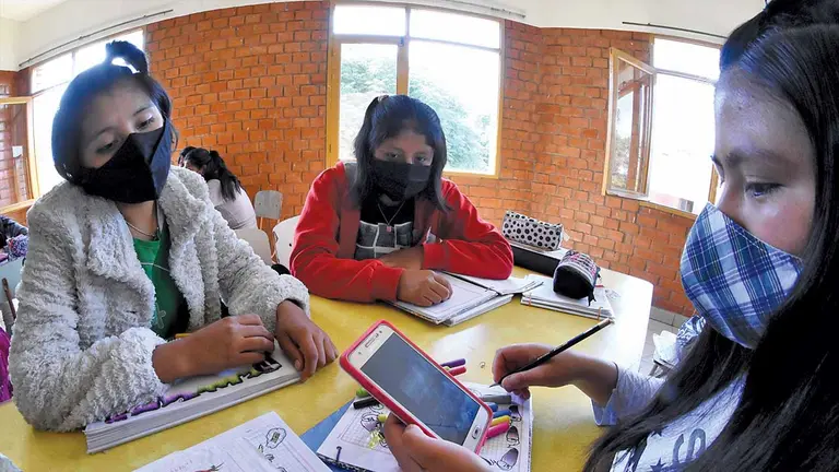 Estudiantes pasan clases utilizando el celular. DICO SOLÍS