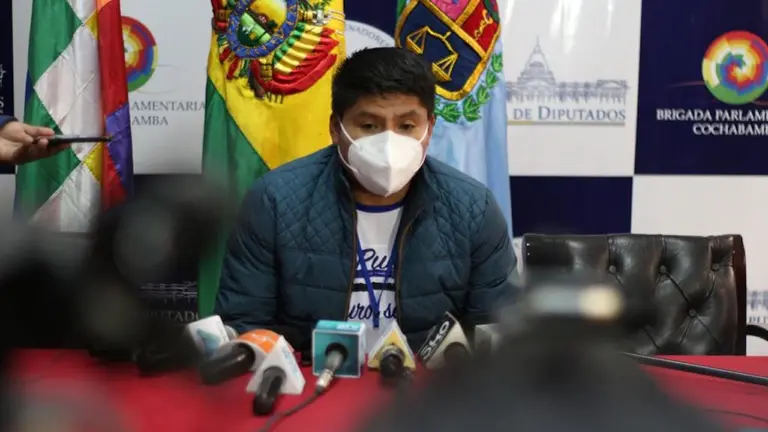 El senador del MAS, Leonardo Loza, durante una conferencia de prensa.