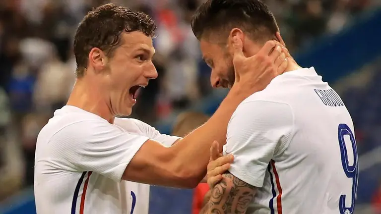 Benjamin Pavard celebra un gol de la selección francesa con Olivier Giroud. EFE
