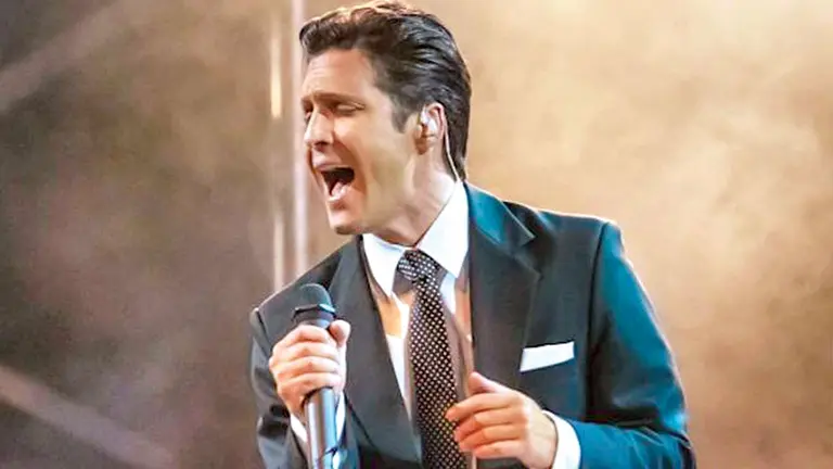 Fotograma del actor Diego Bonetta encarnando a Luis Miguel. NETFLIX