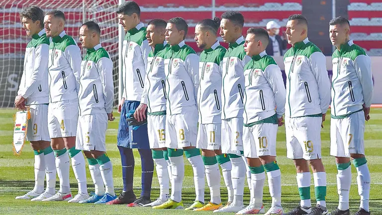 Los jugadores de la Selección Nacional en el estadio Hernando Siles. APG