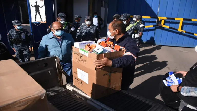 El Secretario Municipal de Salud, An&iacute;bal Cruz (i), durante la entrega de medicamentos para los soldados de la Fuerza A&eacute;rea, infectados con el coronavirus. DICO SOL&Iacute;S
