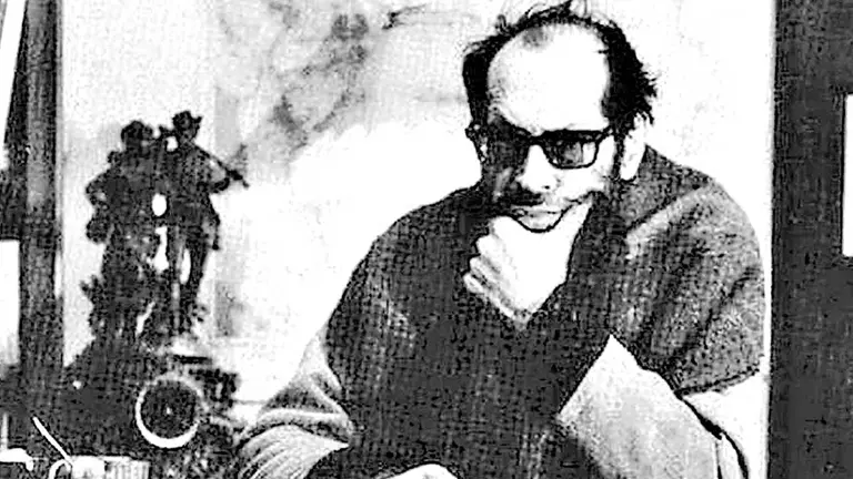 Jaime Saenz acompañado de cigarros y alcohol en los talleres Krupp. ARCHIVO