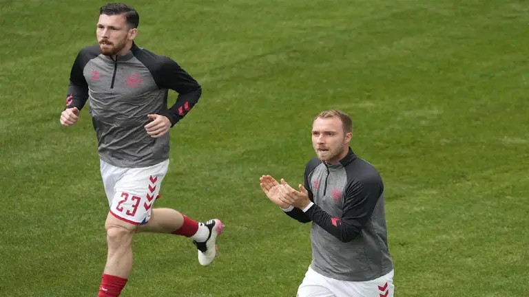 Una imagen del dan&eacute;s Cristian Eriksen (d), jugador que perdi&oacute; el conocimiento, durante el calentamiento previo del cotejo de su selecci&oacute;n frente a Finlandia por la Eurocopa. EFE