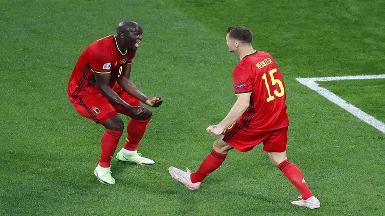 Romelu Lukaku (i) celebra uno de los goles que anot&oacute; en el 3-0 de B&eacute;lgica sobre Rusia. EFE