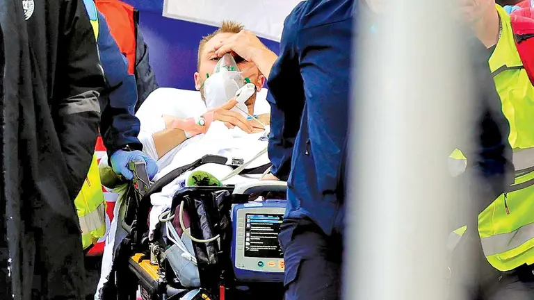 Cristian Eriksen recupera el conocimiento y recibe asistencia del cuerpo médico de Dinamarca para su traslado. EFE