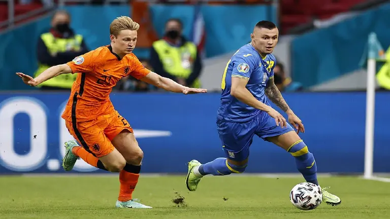 Frenkie de Jong de Holanda y Oleksandr Zubkov de Ucrania protagonizan una acci&oacute;n de juego. EFE
