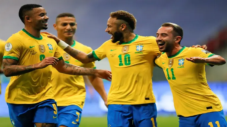 Neymar festeja su gol con sus compa&ntilde;eros de la Sele&ccedil;ao en la goleada (3-0) a Venezuela. EFE
