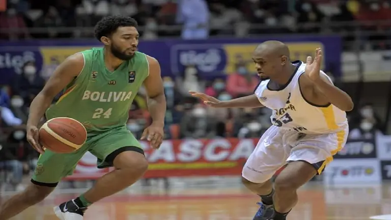 Joshua Reaves traslada el bal&oacute;n durante la victoria de Bolivia sobre Ecuador en Tarija. FBB