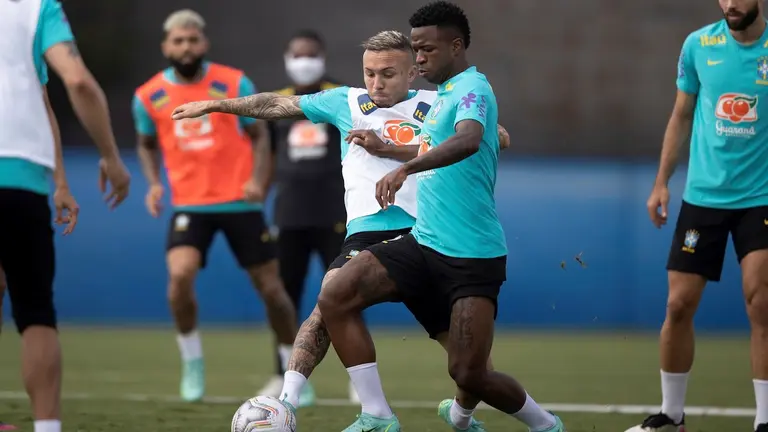 Vinicius Jr. (d) y Everton (i) pugnan un balón en una práctica anterior de Brasil. EFE