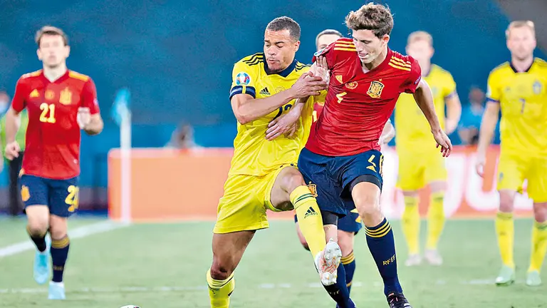 Robin Quaison (i) disputa el balón ante el defensa de la selección española, Pau Torres. EFE