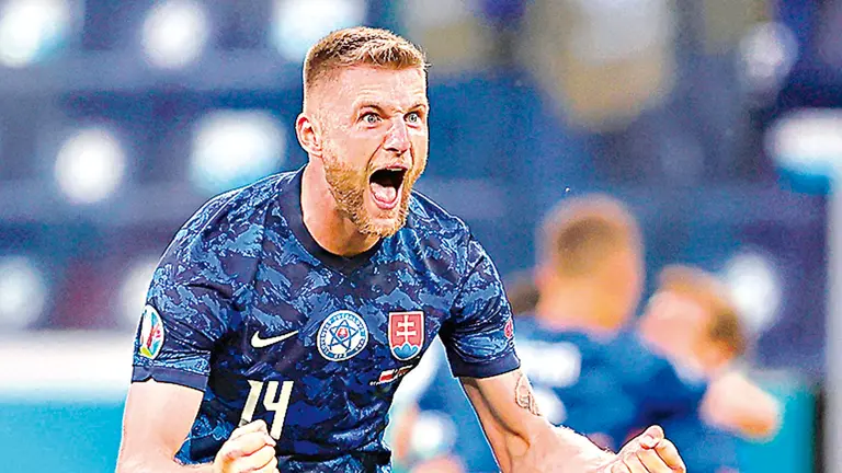 El eslovaco Milan Skriniar festeja la victoria ante Polonia. EFE