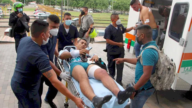 Trabajadores sanitarios trasladan hoy a varios soldados heridos a la Clínica Medical Duarte, tras la explosión de un carro bomba en Cúcuta (Colombia). EFE