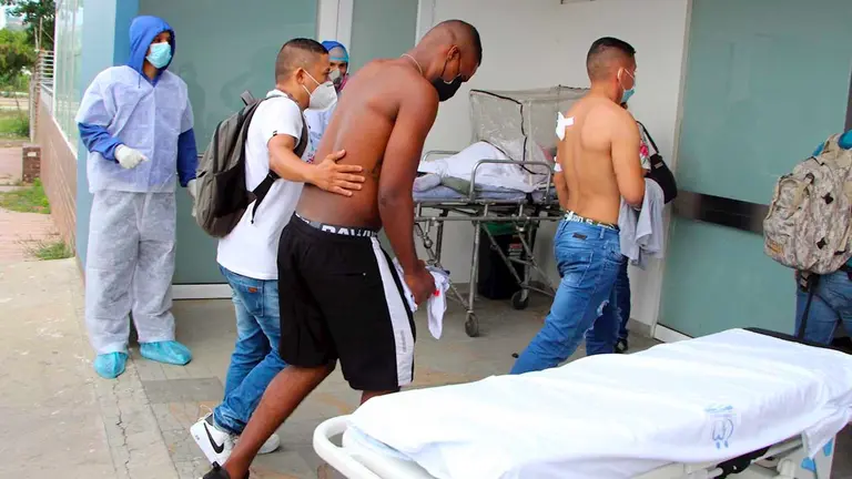 Trabajadores sanitarios trasladan hoy a varios soldados heridos a la Clínica Medical Duarte, tras la explosión de un carro bomba en Cúcuta (Colombia).  EFE