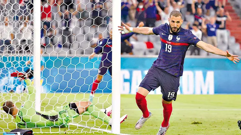 El jugador Karim Benzema (c) de Francia celebra marcar un gol que luego fue anulado por fuera de juego frente a Alemania.  EFE