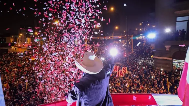 Pedro Castillo, l&iacute;der de izquierda, saluda a sus militantes. Per&uacute; Libre