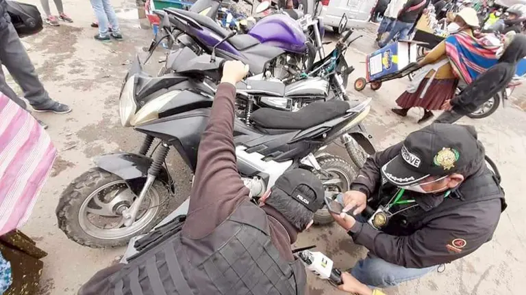 Efectivos de Diprove durante un operativo en Cochabamba. Frecuencia Policial Cochabamba