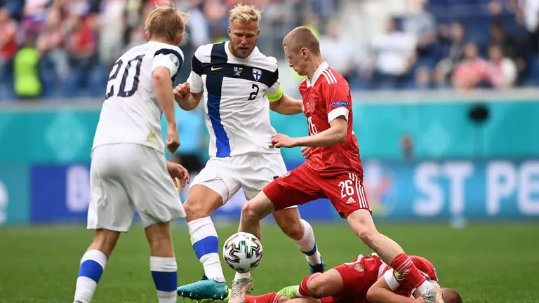 Una jugada de Finlandia 0-1 Rusia por la segunda fecha del grupo B de la Eurocopa. EFE
