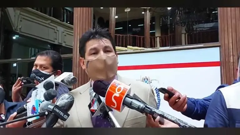 El director de Movilidad Urbana de la Alcaldía de Cochabamba, Óscar Velarde, brinda una conferencia de prensa. Captura de video GAMC