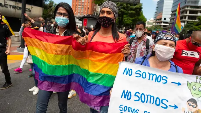 Activistas participan en una manifestación de la comunidad LGBTI, en Caracas (Venezuela). EFE
